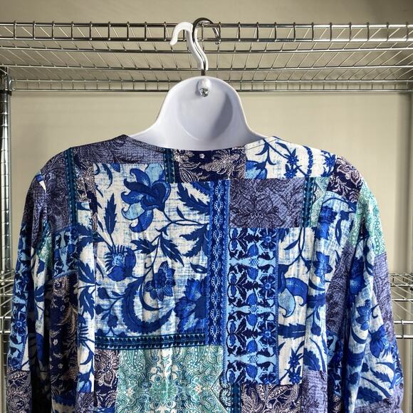Susan Graver Passport Blue Floral Patchwork Top Size 1X - Picture 10 of 11